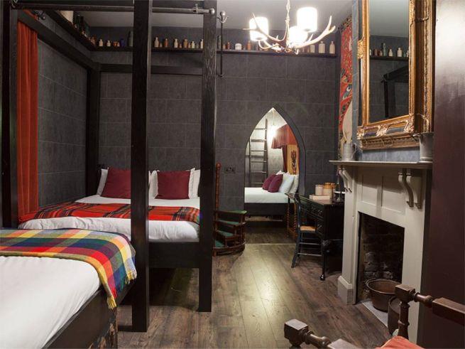 La stanza in stile Hogwarts all'hotel a tema Harry Potter