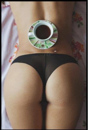 Un caffè su una schiena nuda - Immagini sexy per il buongiorno, buon compleanno, buonanotte e buona domenica