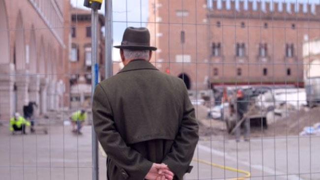 Pensionato fugge dalla casa di riposo per fissare un cantiere Un anziano intento a osservare un cantiere
