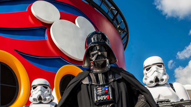 Disney annuncia le crociere a tema Star Wars con Darth Vader Darth Vader a bordo della nave Disney