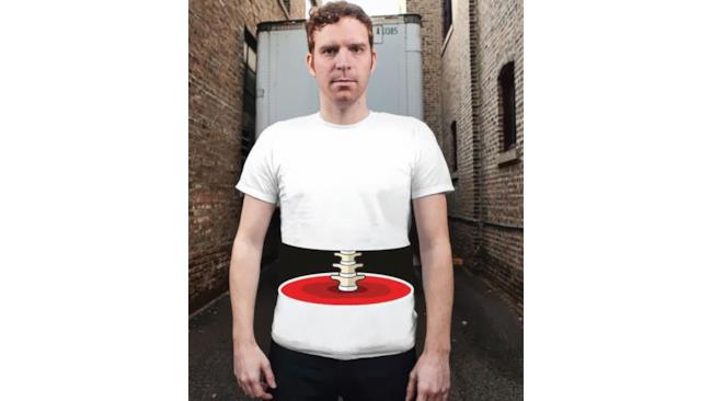 T-shirt con il disegno di una spina dorsale esposta