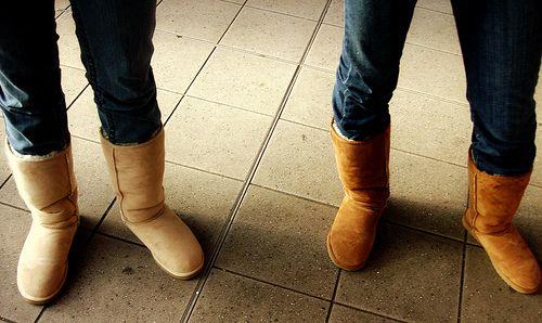 Uggs ai piedi di due uomini