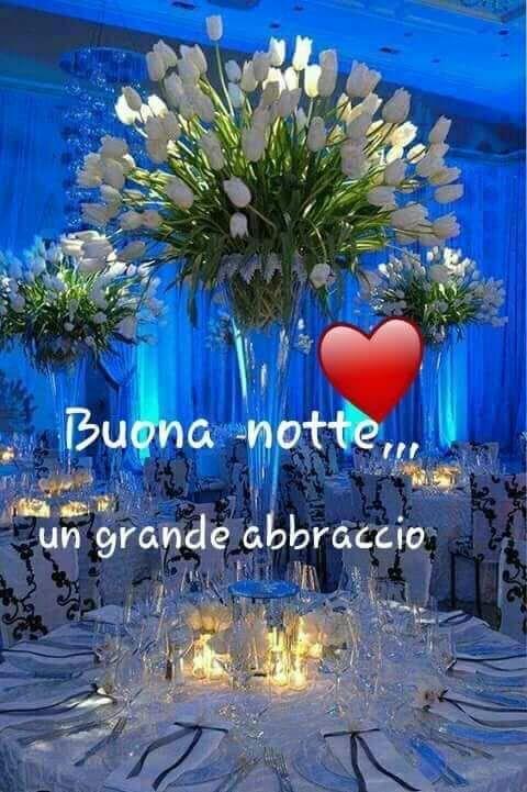 Dei fiori su un tavolo a un ricevimento nuziale - Fiori, le più belle immagini per il buongiorno, buonanotte e buon compleanno