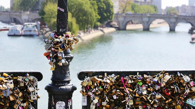 Un ponte crolla sotto il peso dei lucchetti a Parigi A Parigi Pont des Arts crolla sotto il peso dei lucchetti