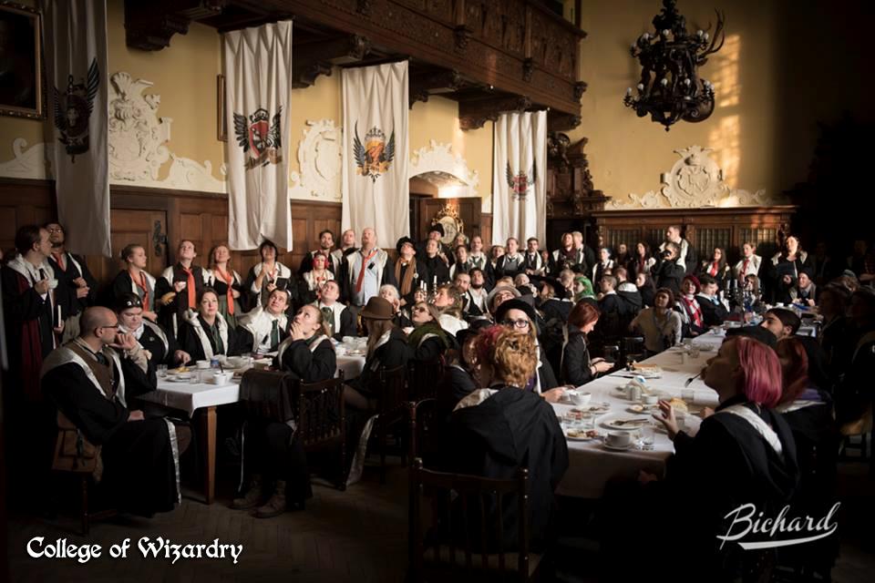 Alcuni studenti della scuola di magia in Polonia