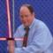 George di Seinfeld impugna la spada lasere di Star Wars 7