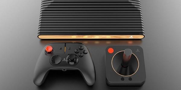 Il design della console Atari VCS e dei due controller: un ponte tra passato e moderno.