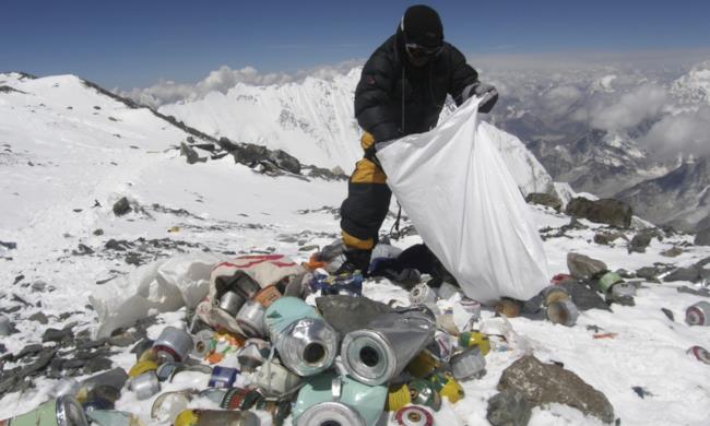 La spazzatura ha conquistato il Monte Everest Spazzatura sulla cima del Monte Everest