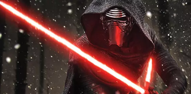 Kylo Ren sfodera la sua spada laser in un'immagine dal film Kylo Ren è pronto alla lotta in un'immagine dal film