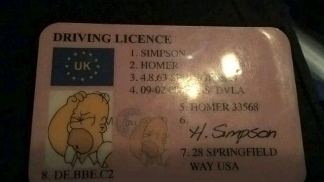 Ecco la patente falsa Il documento falso di Homer Simpson