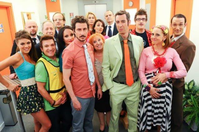 Camera Café, il cast posa sul set