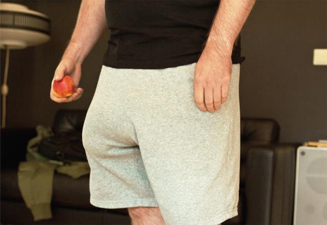 Mischa e il suo pene al silicone in tuta