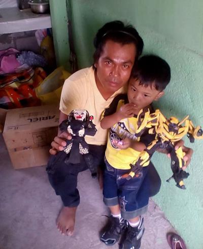 Le action figures create dalle ciabatte infradito