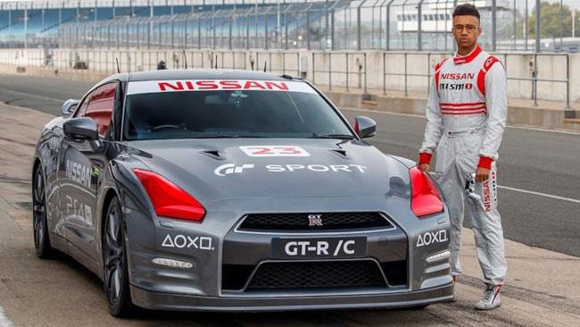 La Nissan GT-R guidata con un DualShock 4 La Nissan GT-R e il suo pilota
