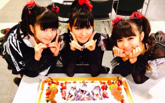 Babymetal, il nuovo gruppo metal giapponese composto da tre ragazzine Le Babymetal attorno a una torta