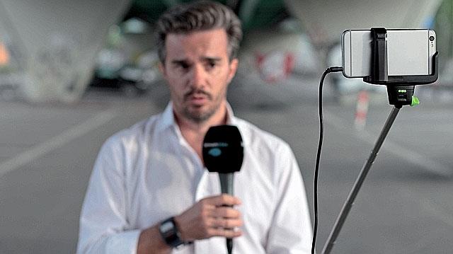 I giornalisti di una stazione TV useranno solo selfie-stick e iPhone