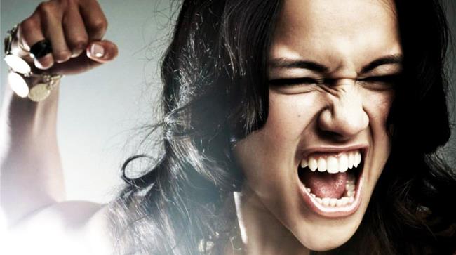 Motivi per cui le zanzare ti pungono Ragazza arrabbiata perchè le zanzare la pungono