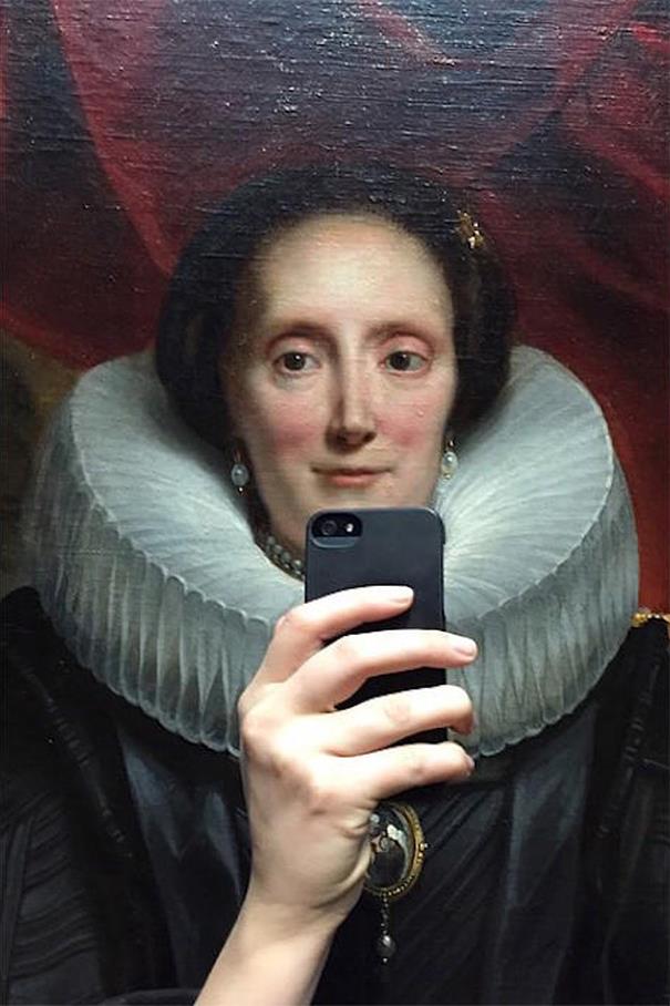 dipinto di una dama che si fa un selfie