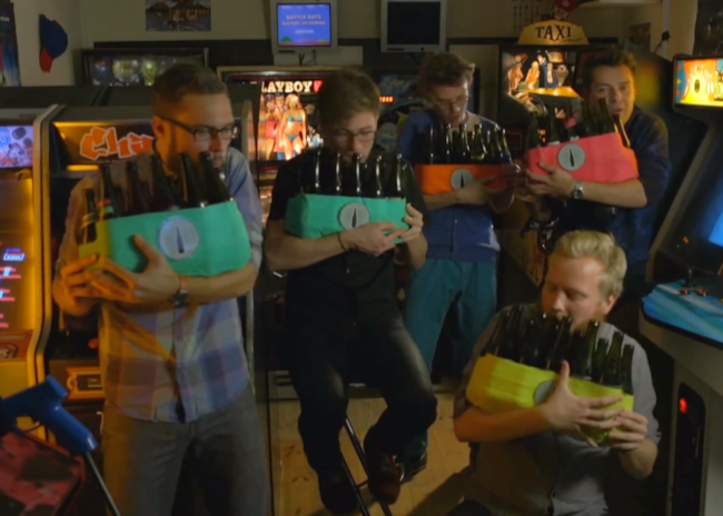 I Bottle Boys suonano i temi dei videogames con le bottiglie I Bottle Boys mentre suonano le bottiglie