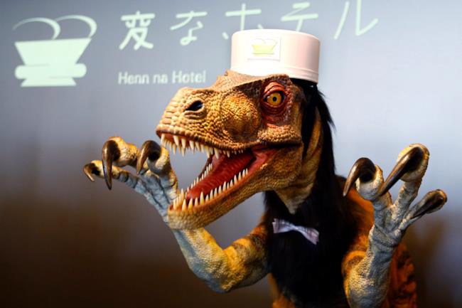 Il receptionist velociraptor all'hotel dei robot