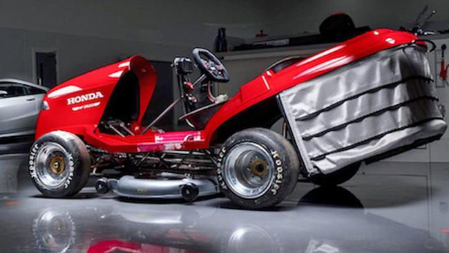 Mean Mower Mk 2, il tosaerba potentissimo di Honda Mean Mower Mk 2 con una scocca rossa scintillante