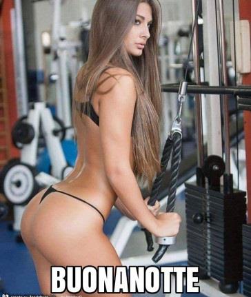 Una modella che fa palestra - Immagini sexy per il buongiorno, buon compleanno, buonanotte e buona domenica