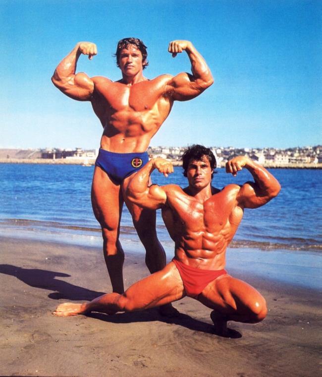 Arnold Schwarzenegger e Franco Columbu mostrano i muscoli
