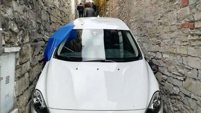 Segue il navigatore ciecamente e si incastra, salvato dai pompieri L'auto incastrata