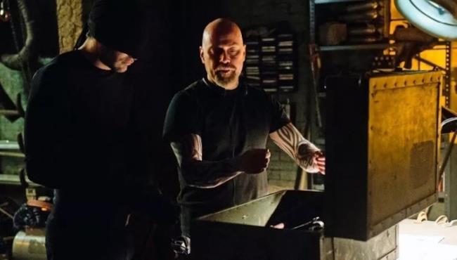 Steven DeKnight con Charlie Cox sul set di Daredevil