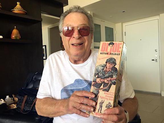 Stanley Weston Stanley Weston con l'action figure