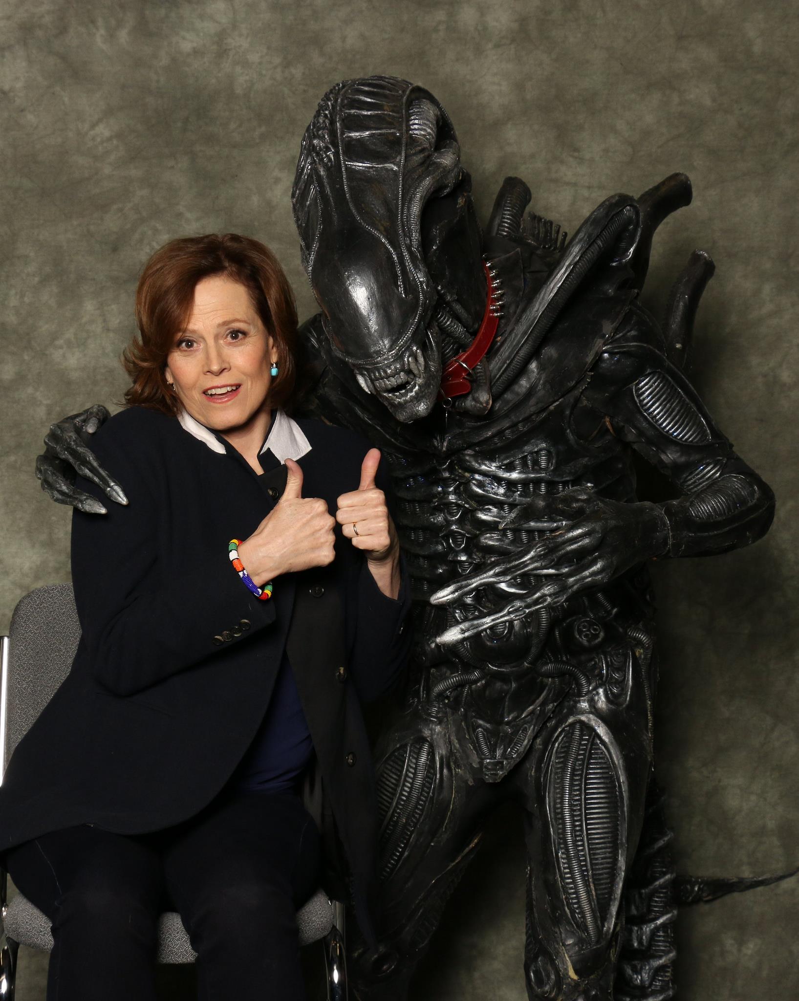 Sigourney Weaver con un cosplayer xenomorfo