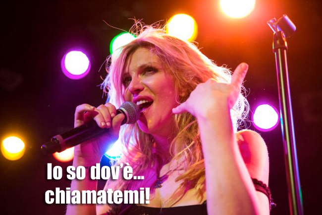 Courtney Love pensa di sapere dov'è finito l'aereo malese scomparso Courtney Love canta live
