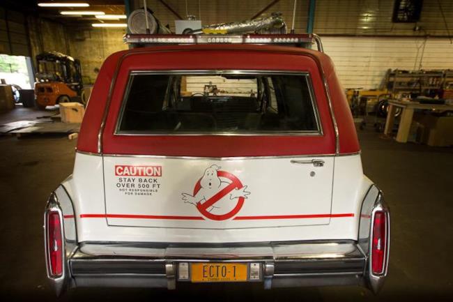 La Ecto-1 del reboot di Ghostbusters vista dal retro