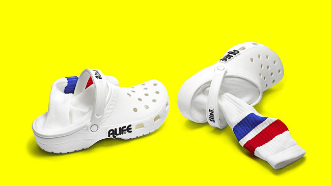 Crocs lancia la sua nuova collezione con calze incorporate Le Crocs coi calzini incorporati