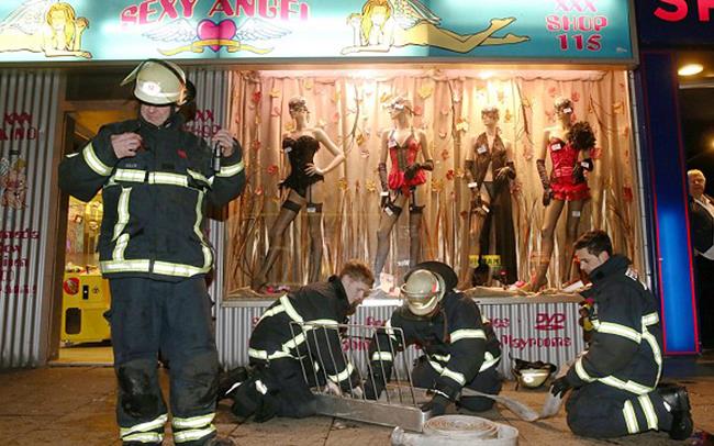 Un uomo immerso nella visione di un porno si è rifiutato di scappare dal sexy shop in fiamme I vigili del fuoco intervenuti al sexy shop Sexy Angel