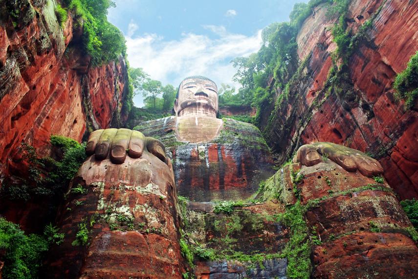Statua di pietra di Budda nella foresta