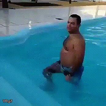 Un uomo esce da una piscina e cade rovinosamente - Le GIF più divertenti da scaricare e condividere