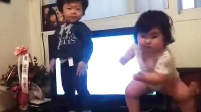Bambina coreana fenomeno del momento Bambina coreana che balla in maniera buffa