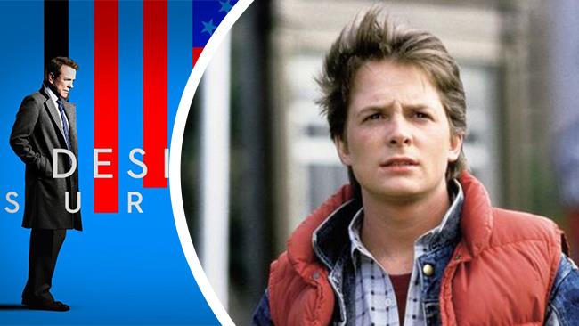 Michael J. Fox e la copertina della serie TV La foto di Fox con al suo fianco la locandina.