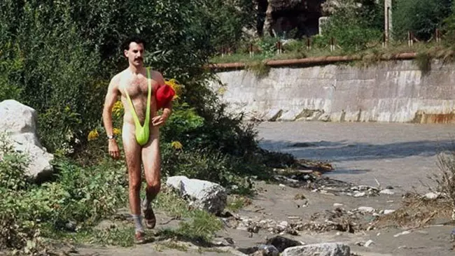 Turisti indossano il costume da bagno di Borat e vengono arrestati Borat col suo costume indecente
