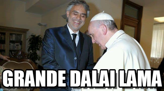 Meme di Andrea Bocelli con il Papa