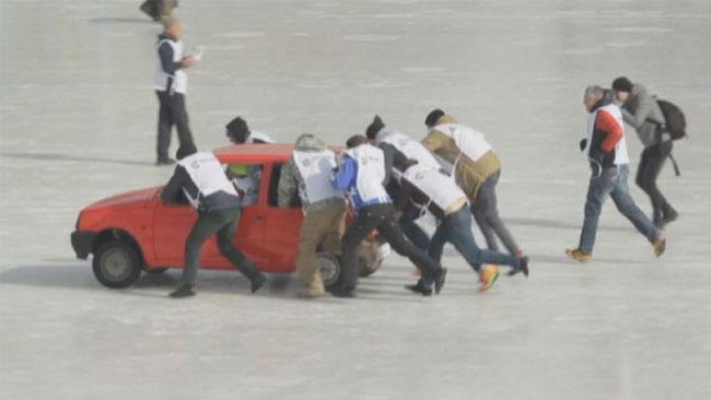 Il curling russo con le automobili Alcuni partecipanti a una partita di curling con le automobili