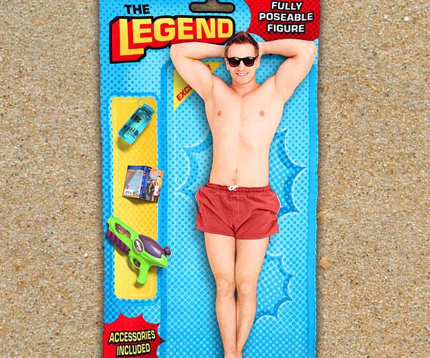 Un ragazzo sdraiato sul telo da mare Action figure