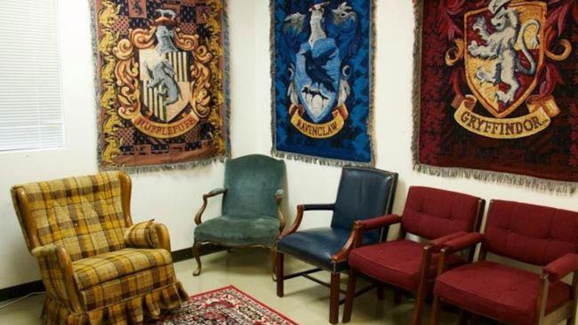 L'aula di scuola diventa Hogwarts grazie ad un'insegnante Un'insegnante fa una magia e trasforma la proprio aula come Hogwarts