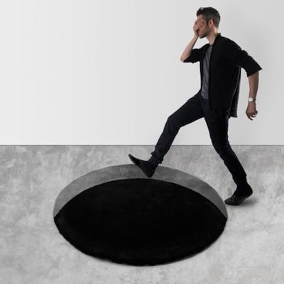 Un uomo sta camminando su di un void rug