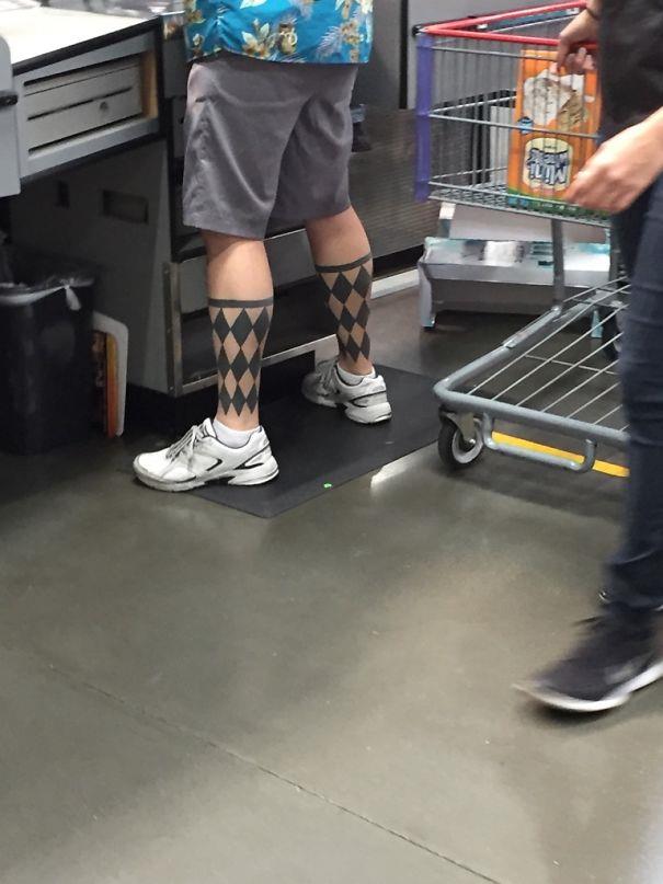 Due improbabili tatuaggi sulle gambe - I peggiori tatuaggi mai realizzati