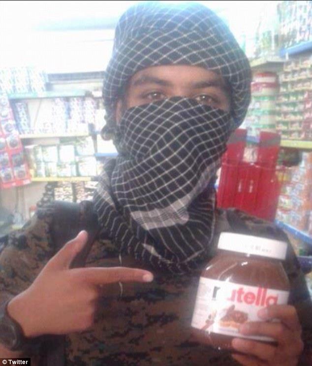 Un terrorista posa con un barattolo di Nutella