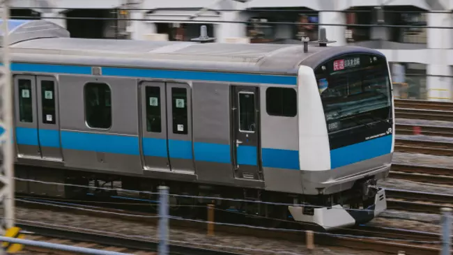 Un treno giapponese ha lasciato la piattaforma 25 seconi prima del tempo Uno dei treni della JR West Company