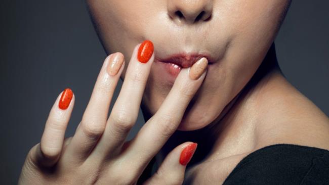 Gli smalti commestibili di KFC sono perfetti per una manicure appetitosa KFC lancia gli smalti commestibili al gusto di pollo