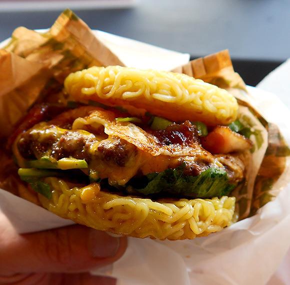 L'Inside Out Burger, il panino coi noodle al posto del pane, è una specialità di Tokyo
